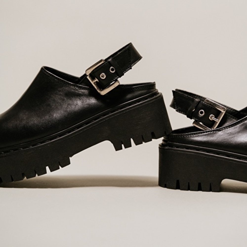 MULES WITH OPEN HEELS
in black leather